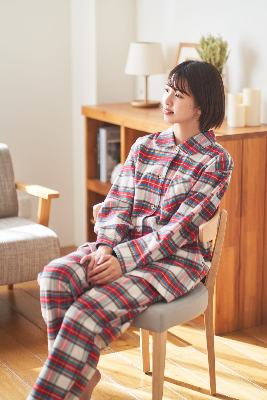 パジャマを着てくつろぐ女性